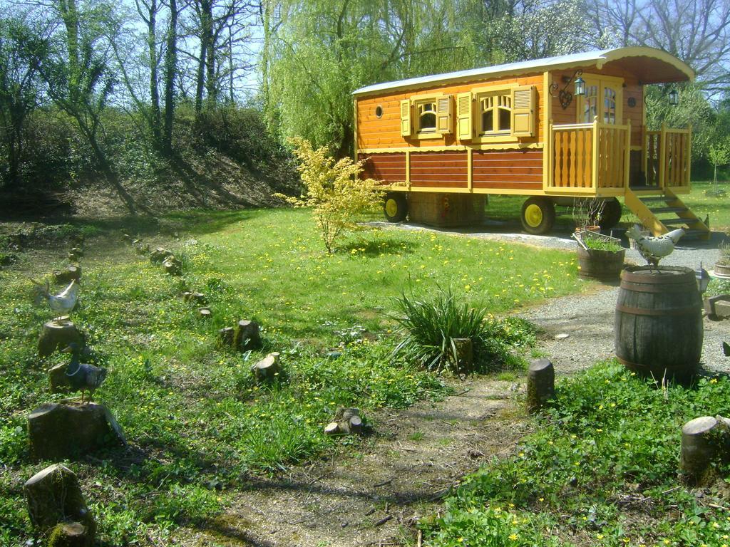 Les Roulottes De Saint-Sulpice Guest House ภายนอก รูปภาพ