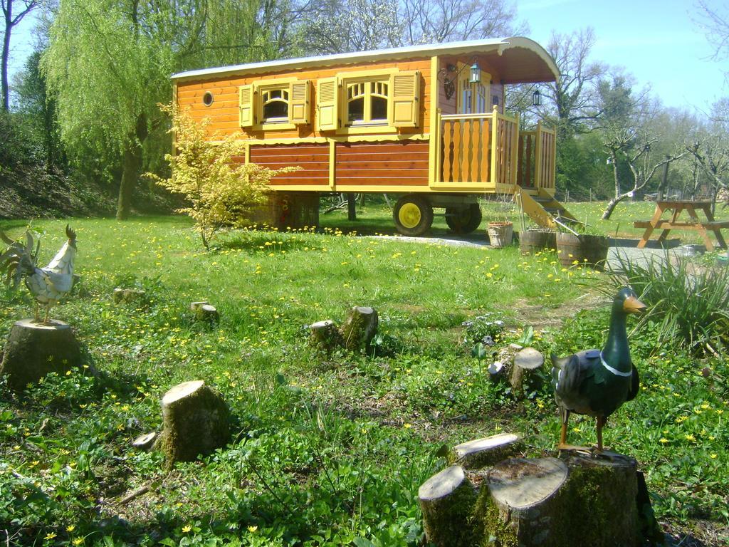 Les Roulottes De Saint-Sulpice Guest House ภายนอก รูปภาพ