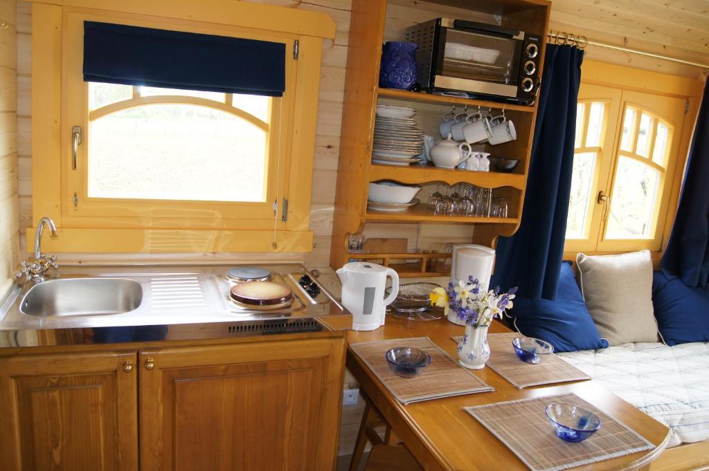 Les Roulottes De Saint-Sulpice Guest House ห้อง รูปภาพ