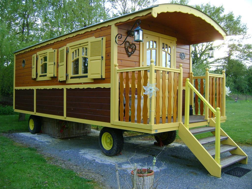 Les Roulottes De Saint-Sulpice Guest House ภายนอก รูปภาพ