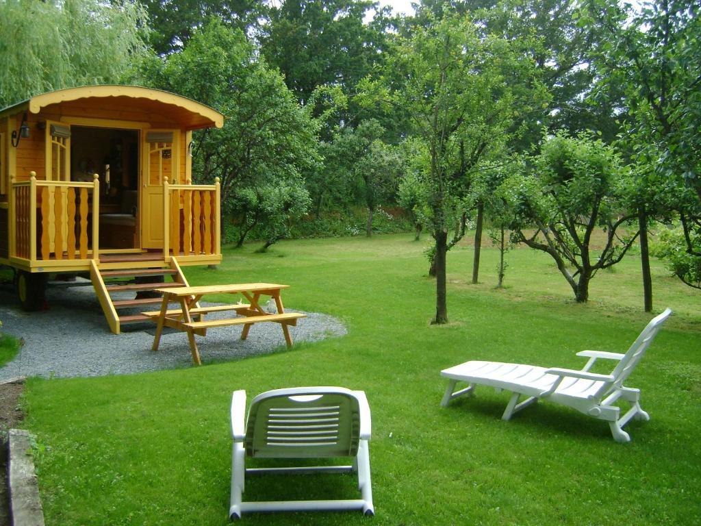 Les Roulottes De Saint-Sulpice Guest House ภายนอก รูปภาพ