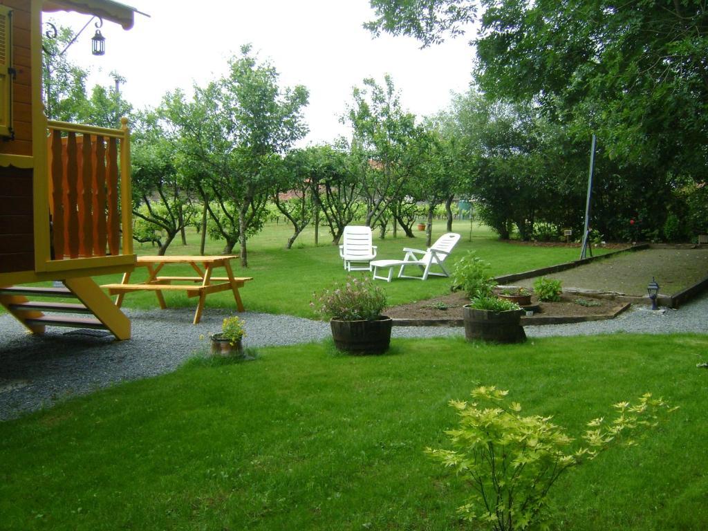 Les Roulottes De Saint-Sulpice Guest House ภายนอก รูปภาพ