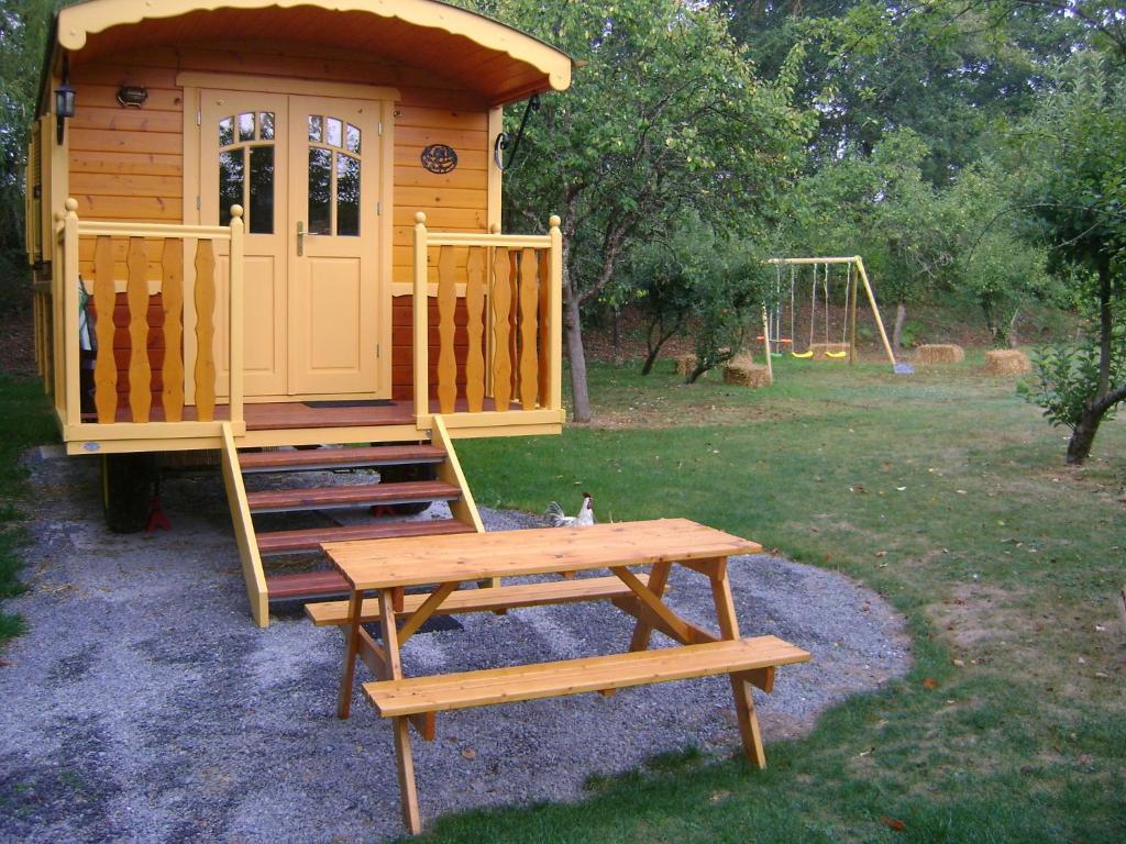 Les Roulottes De Saint-Sulpice Guest House ภายนอก รูปภาพ