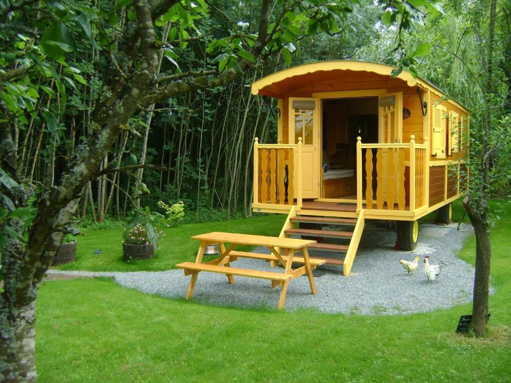 Les Roulottes De Saint-Sulpice Guest House ภายนอก รูปภาพ